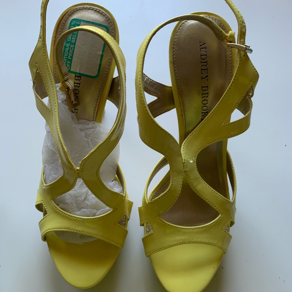 NIB Audrey Brooke Yellow Strappy Sandals. 5” Heel Size 7.5
